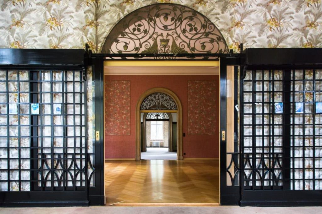 Durchblick durch eine Flügeltür mit Ornamentglas und Wandbespannung