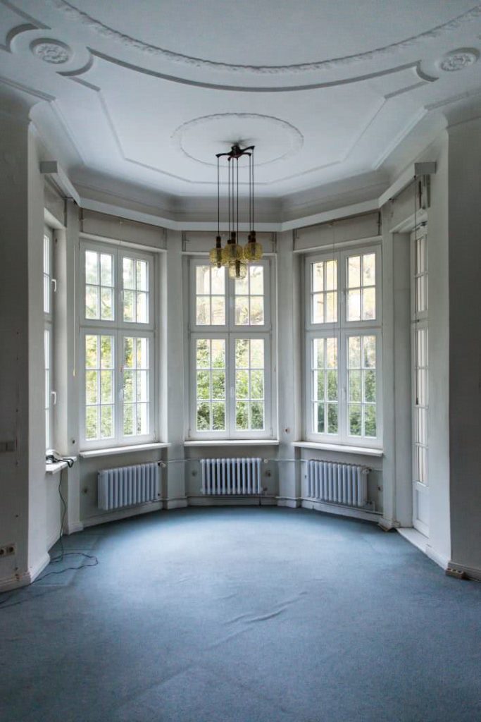 Erkerzimmer mit Stuckdecke und Kronleuchter
