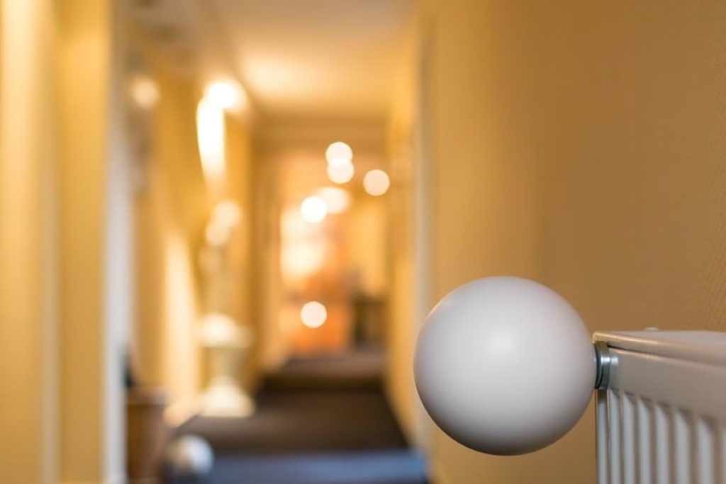 Beleuchteter Hotelflur mit Zielkugel