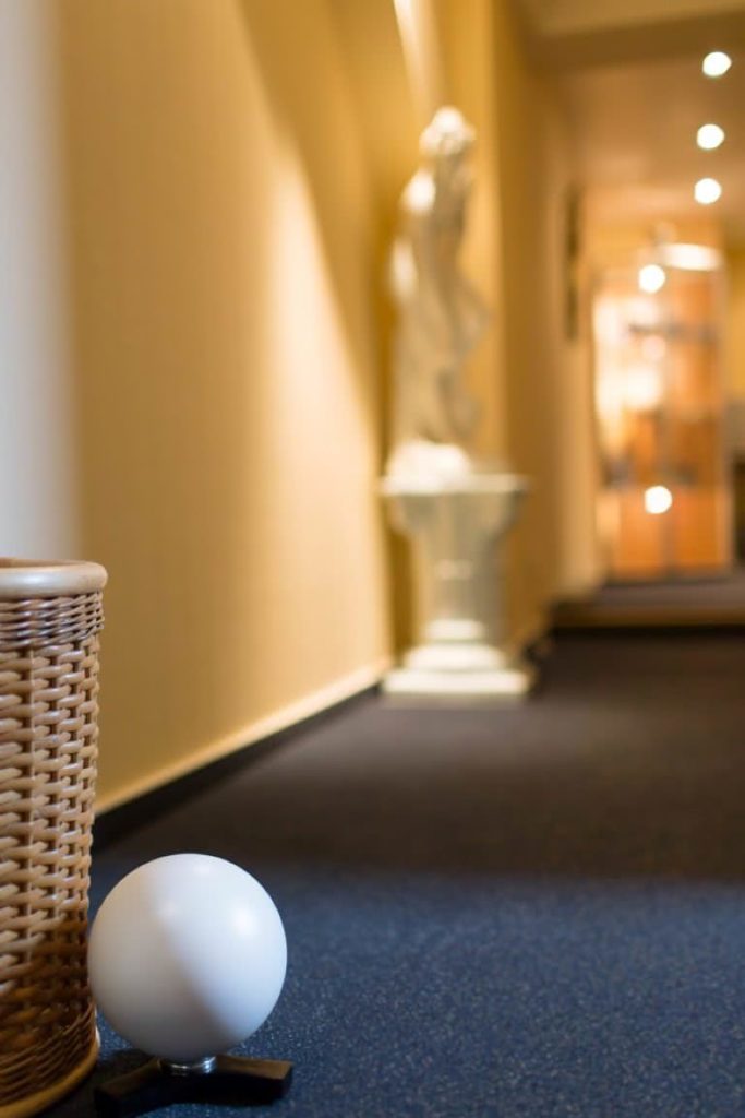 Hotelflur mit Skulptur und Zielkugel im Vordergrund
