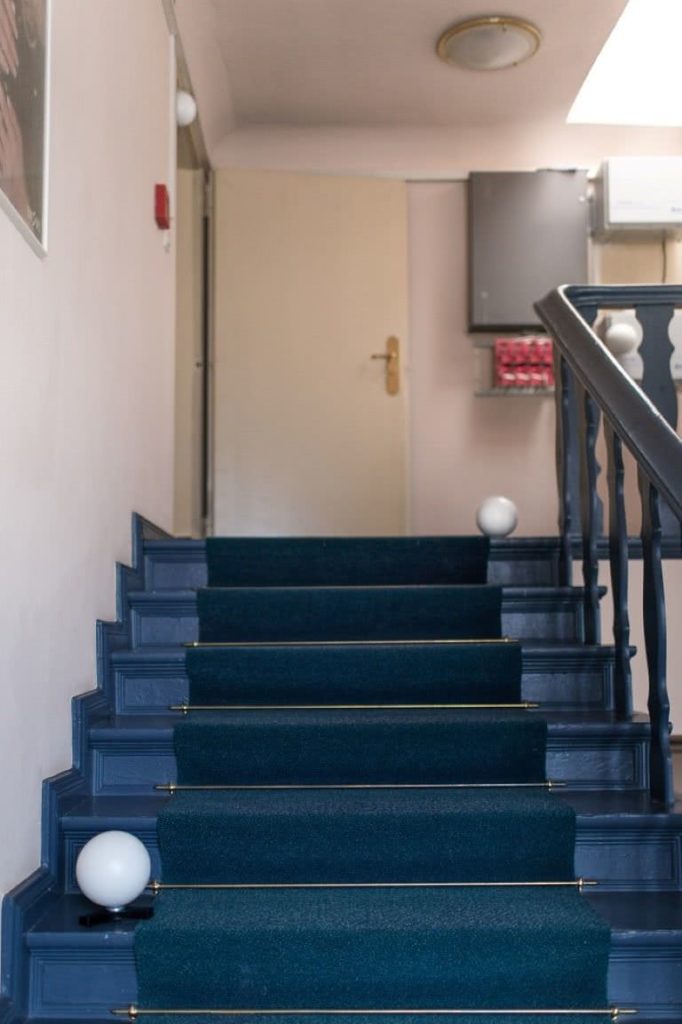 Treppe mit blauem Läufer und Zielkugel