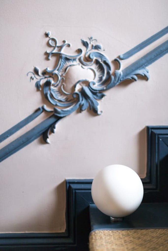 Stuckornament an der Wand mit Zielkugel