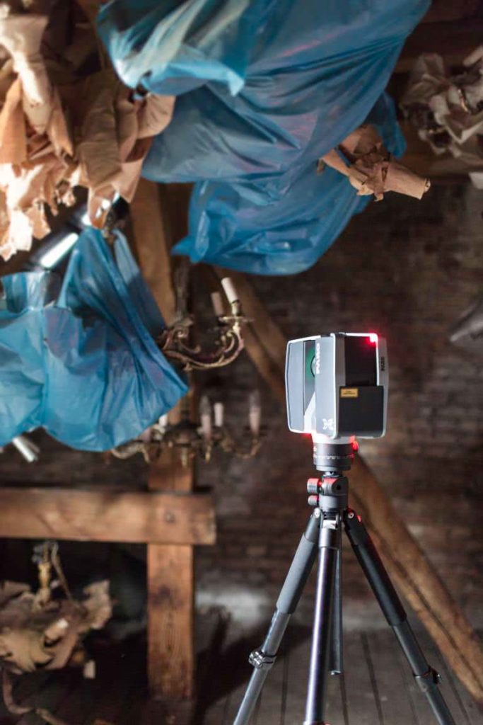 Laserscanner auf Stativ im Dachstuhl