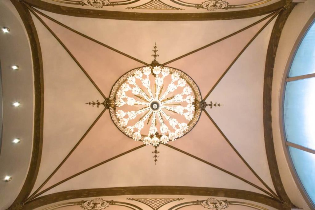 Deckenrosette und Gewölbe von unten