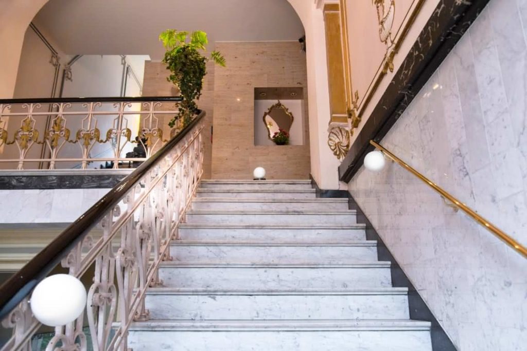 Marmortreppe mit verziertem Geländer