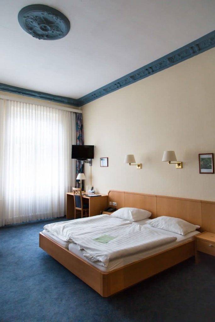 Hotelzimmer mit Stuckleiste an der Decke