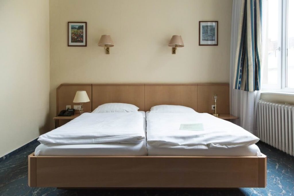 Hotelzimmer mit Doppelbett
