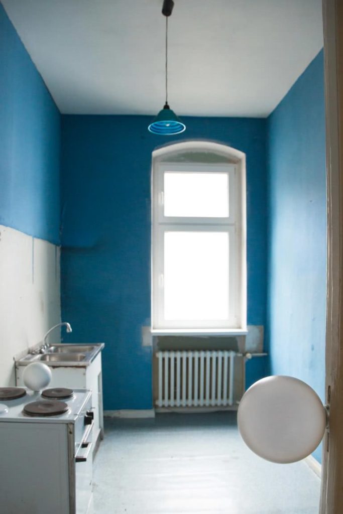 Teeküche mit blauer Wand und Zielkugel