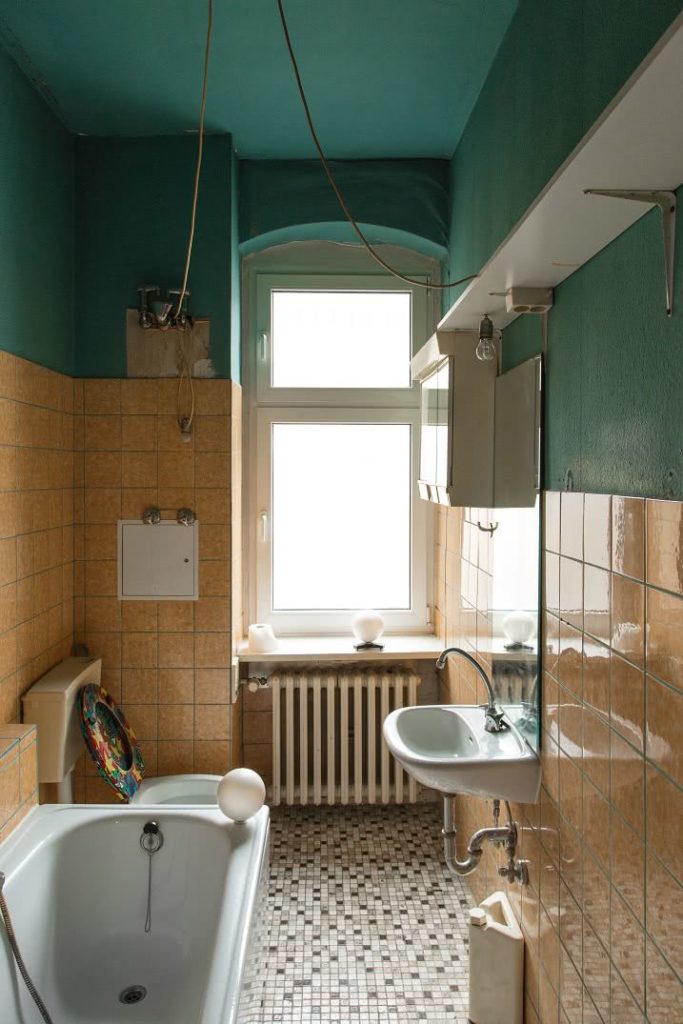 Badezimmer mit Zielkugel am Waschtisch