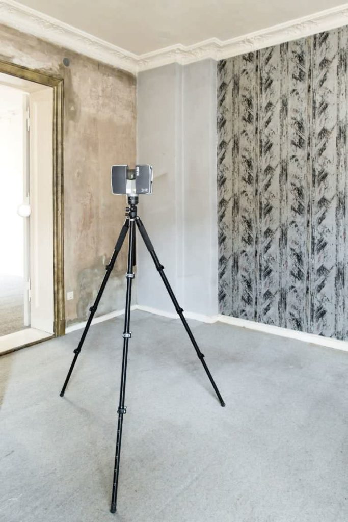 Laserscanner auf Stativ in einem leeren Zimmer