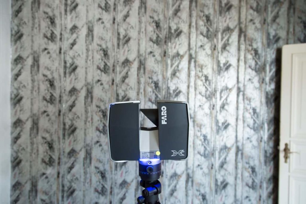 FARO-Laserscanner vor gemusterter Tapete