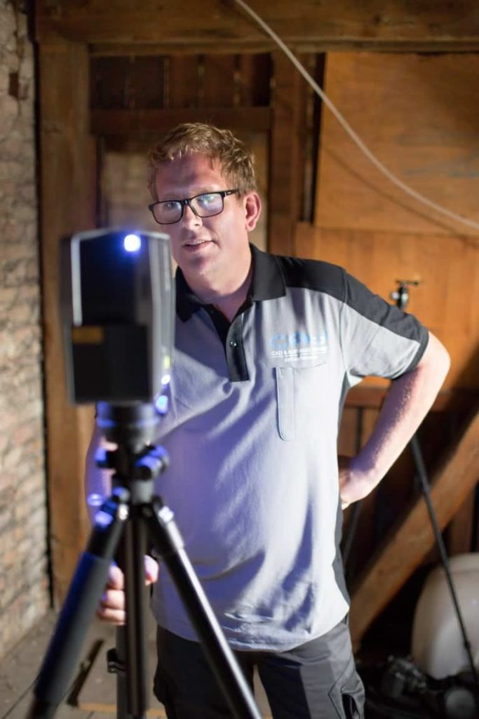 Laserscanner auf Stativ im Dachgeschoss mit Vermesser