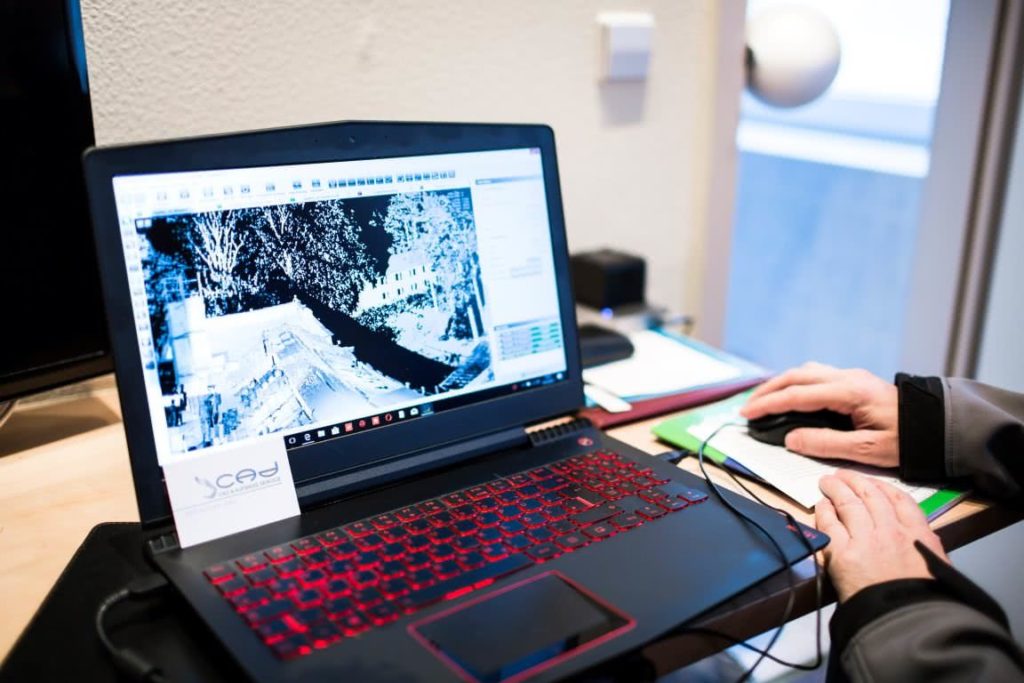 Kontrolle der Scandaten am Laptop vor Ort